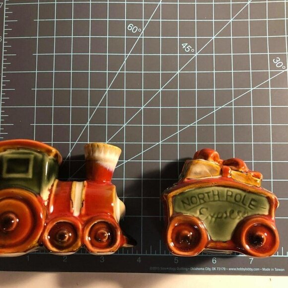 🛒 $8 Salt and Pepper Shaker North Pole Express Ceramic Train Christmas - Picture 3 of 3